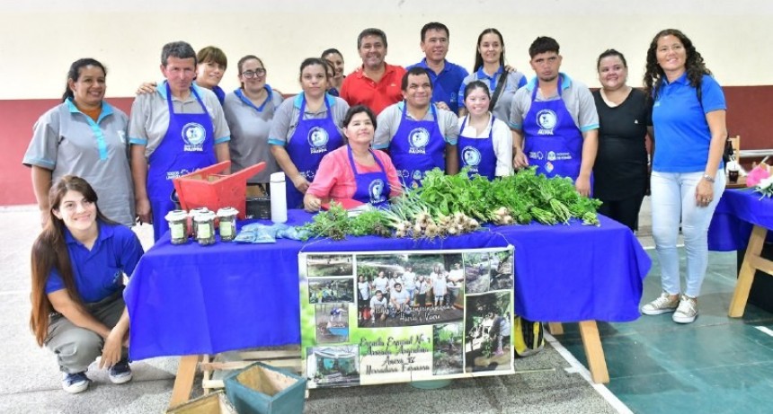Estudiantes de escuelas especiales comercializaron productos navide&ntilde;os en la feria paippera