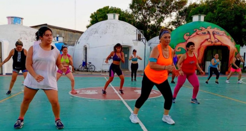 El Municipio realizó torneos de fútbol playa, clases de zumba y paseos en canotaje durante todo el fin de semana