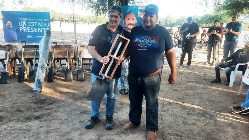 Conformaron cooperativa de ladrilleros en Las Lomitas y entregaron equipamiento para producción