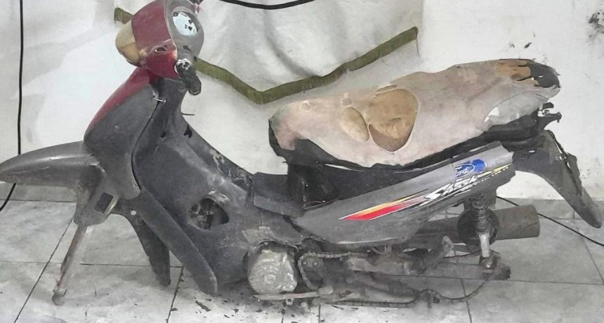 Policías recuperaron una motocicleta y varios bienes sustraídos