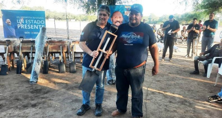 Conformaron cooperativa de ladrilleros en Las Lomitas y entregaron equipamiento para producción