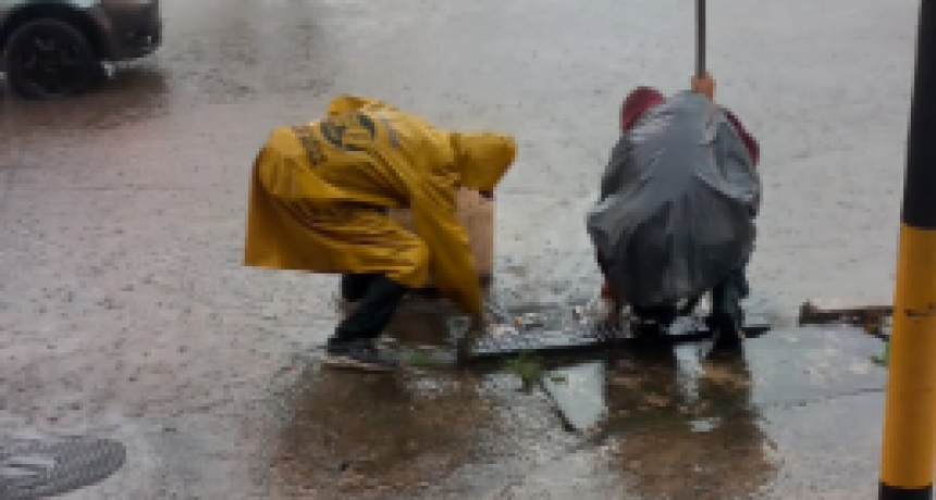 Equipos de la Municipalidad trabajaron en distintos sectores para mitigar efectos de la lluvia