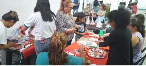 Vecinos participaron del primer taller navideño en el Centro Cívico N.º 2