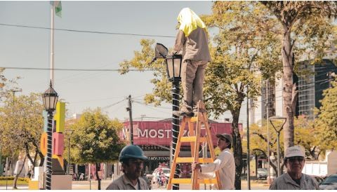 La ciudad se ilumina con los trabajos de ornamentación para celebrar las fiestas
