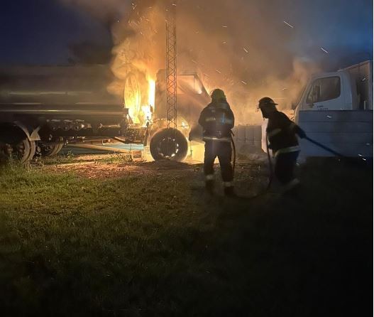 Se incendió un camión cisterna y los bomberos evitaron la expansión del fuego