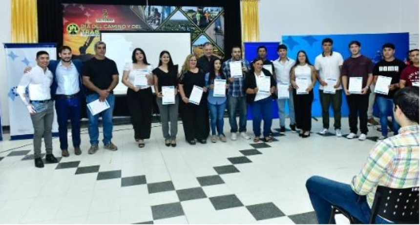 Otras 196 personas recibieron sus diplomas de finalización de cursos en diferentes rubros