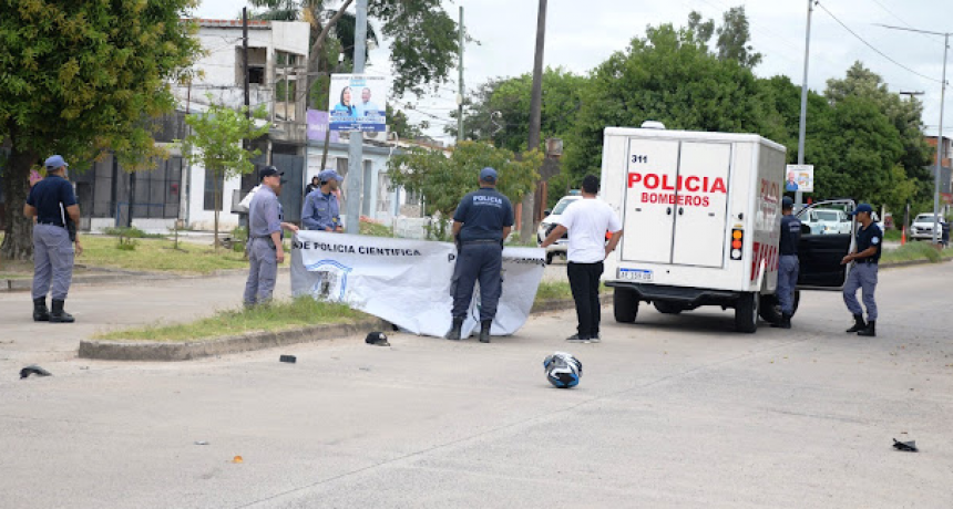 Un motociclista perdi&oacute; la vida al chocar contra un poste del alumbrado p&uacute;blico en en avenida Alicia Moreau de Justo y calle O&rsquo;Higgins