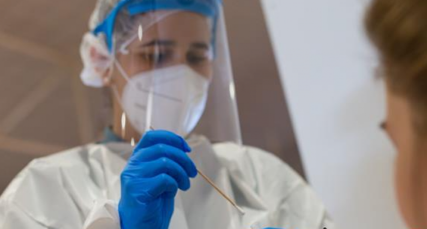 La semana cerr&oacute; con un leve aumento de casos COVID-19